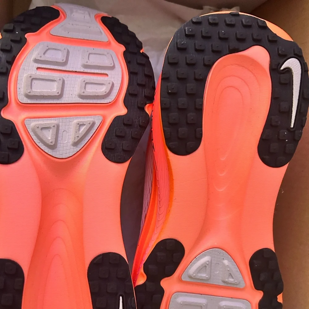 Vomero 18 running shoes in the Atmosphere Pink and Black colorway.(BRAND NEW) - Picture 2 of 4